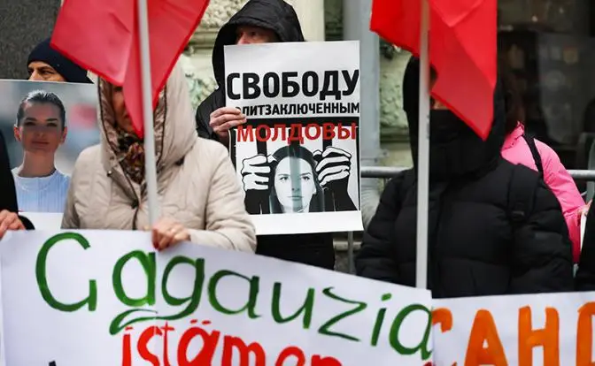 Майя Санду ищет в Гагаузии чемоданы из Москвы Майя Санду ищет в Гагаузии чемоданы из Москвы