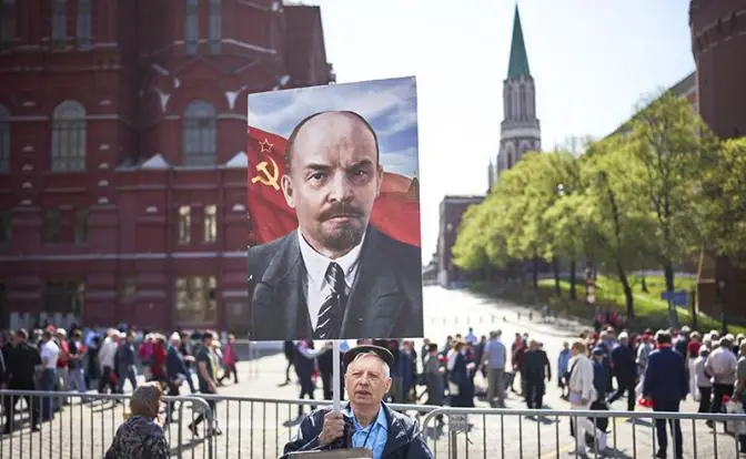 Отец революции Ленин жил, жив и будет жить в России и везде Отец революции Ленин жил, жив и будет жить в России и везде