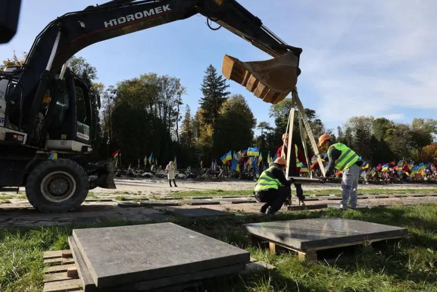 Во Львове украинский нацизм выворачивает из земли останки советских воинов Во Львове украинский нацизм выворачивает из земли останки советских воинов