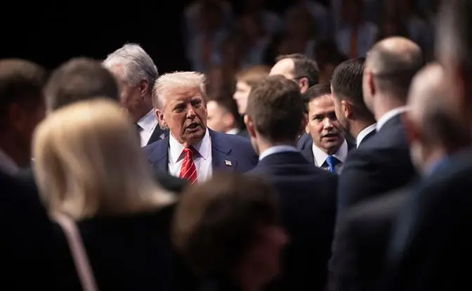 Трамп, улыбаясь по-голливудски, берет Зеленского за жабры Трамп, улыбаясь по-голливудски, берет Зеленского за жабры
