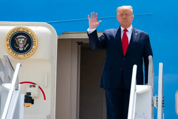 Трамп улетел. Зеленский остался без оружия и публики Трамп улетел. Зеленский остался без оружия и публики