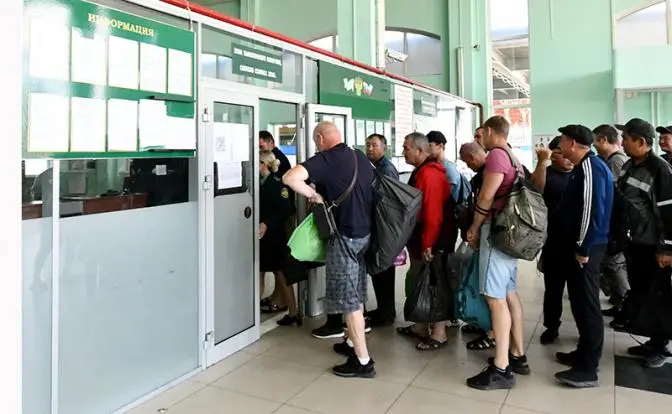 Россия, пытаясь упорядочить поток мигрантов, лупит по своим со всей дури Россия, пытаясь упорядочить поток мигрантов, лупит по своим со всей дури