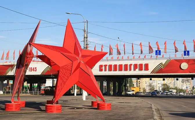 На лукавое предложение выбрать между Лениным и Сталиным мы не поведёмся На лукавое предложение выбрать между Лениным и Сталиным мы не поведёмся