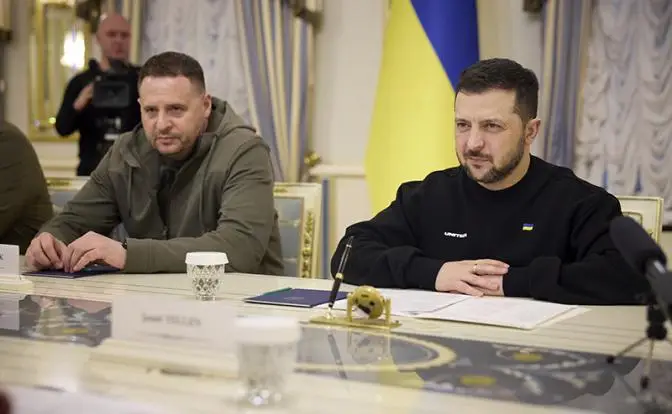 Зеленский сдаст Ермака — но от мести Коломойского ему не спастись Зеленский сдаст Ермака — но от мести Коломойского ему не спастись