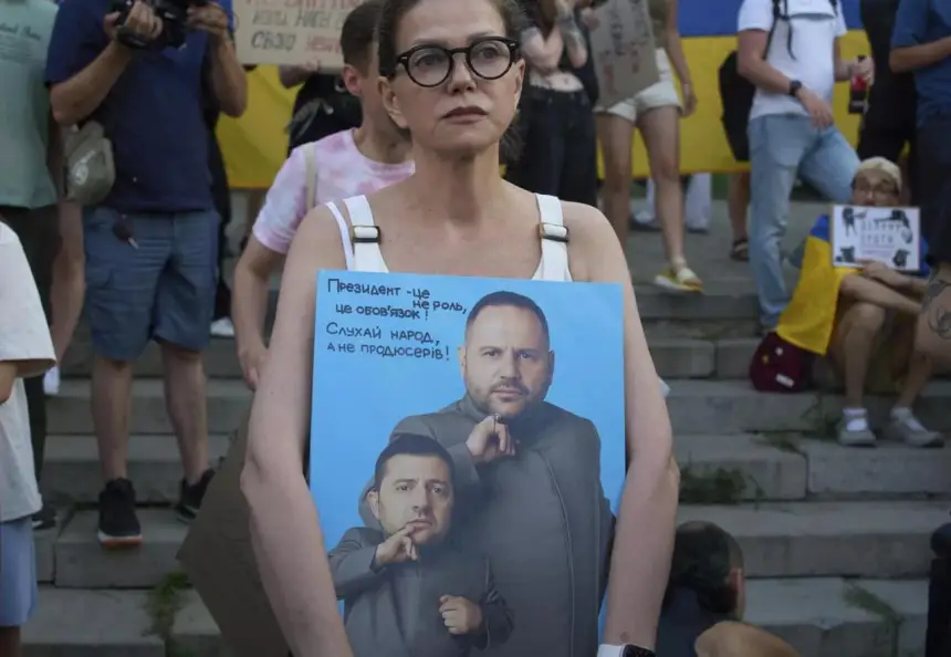 Банковая в осаде: Порошенко и американцы давят Ермака