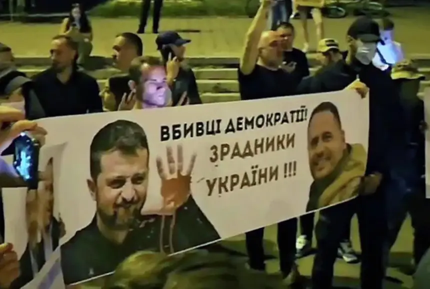 Наступление на Офис президента Украины продолжается
