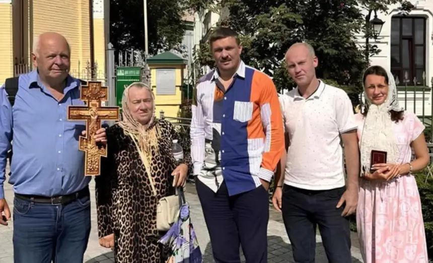 Усик поддержал участников молитвенного стояния под Киево-Печерской лаврой