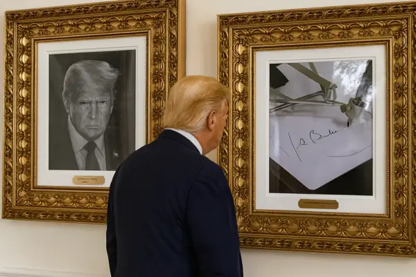 Скандал в Белом доме: Трамп устроил Байдену жёсткое прилюдное унижение
