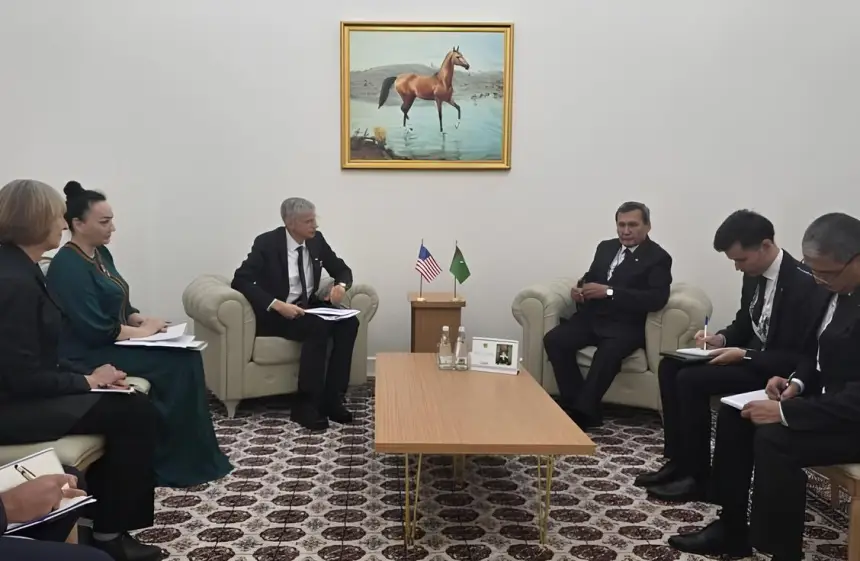 Туркменская оппозиция негодует по поводу многовекторной политики Ашхабада