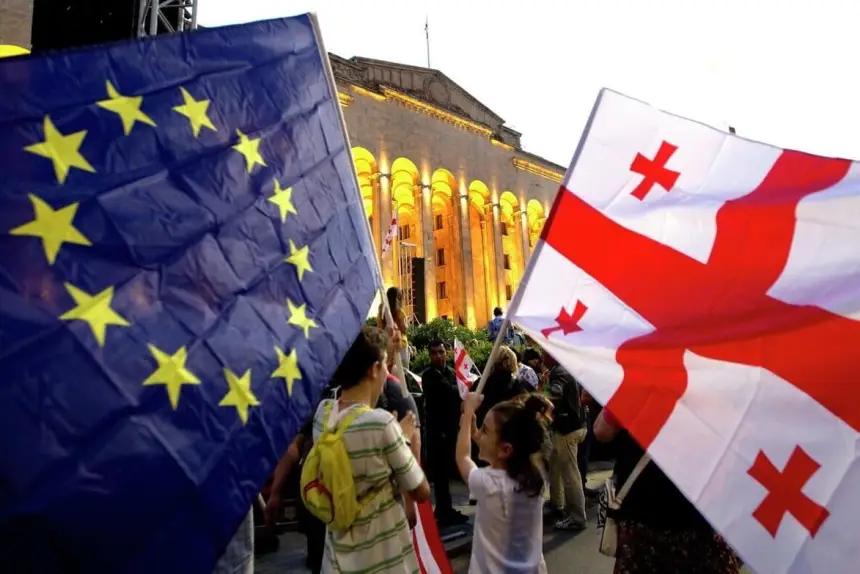 ЕС, требуя открыть антироссийский фронт, против мира в Грузии