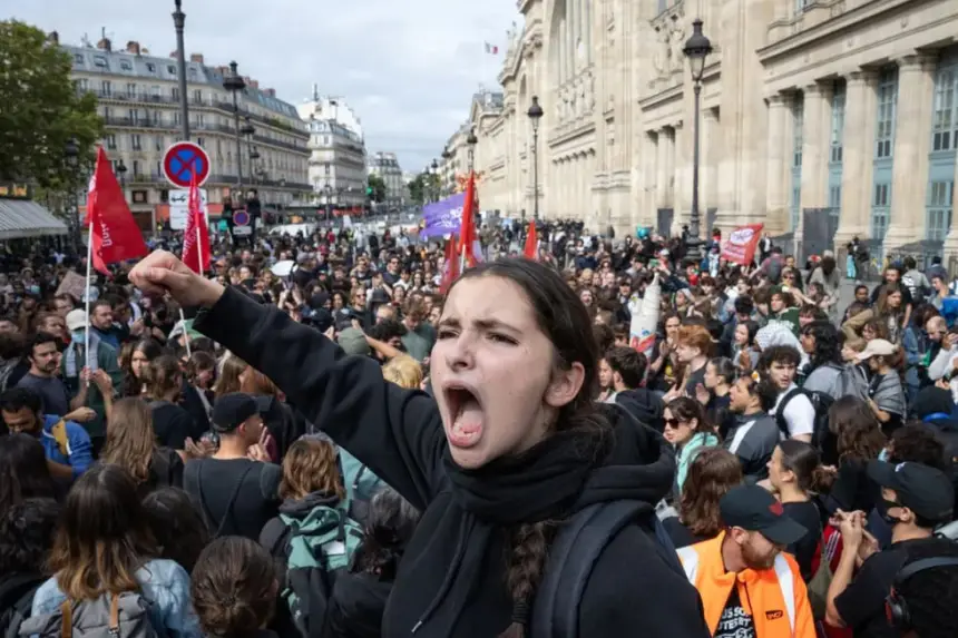 Францию захлестнули массовые протесты против курса на милитаризацию страны Францию захлестнули массовые протесты против курса на милитаризацию страны