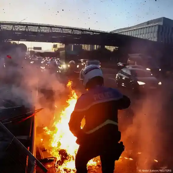 Париж закипел: протестующие во Франции открыли охоту за головой Макрона