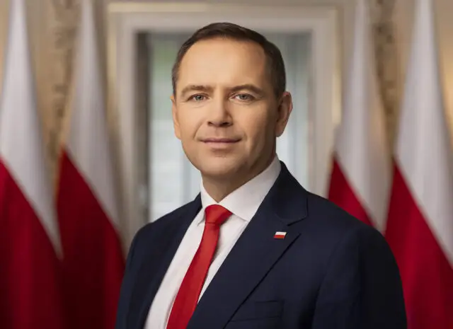 Скандальное вето: президент Польши отбирает пособия у украинцев