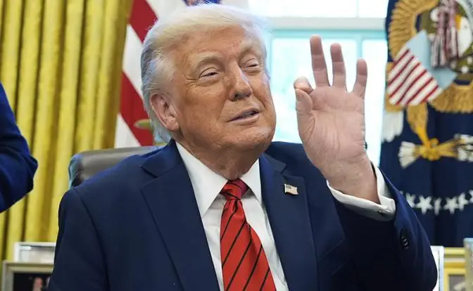 «Путин служил в КГБ»: Трамп получил от президента РФ «интересные документы» «Путин служил в КГБ»: Трамп получил от президента РФ «интересные документы»