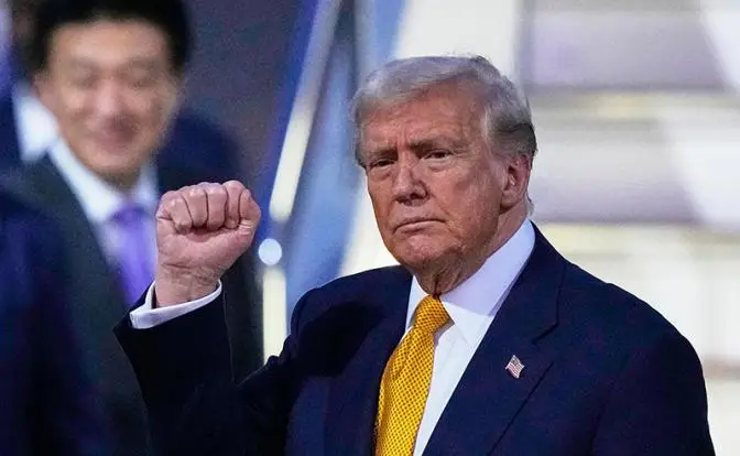 Трамп отправился в азиатское турне тихонько воевать с Китаем Трамп отправился в азиатское турне тихонько воевать с Китаем