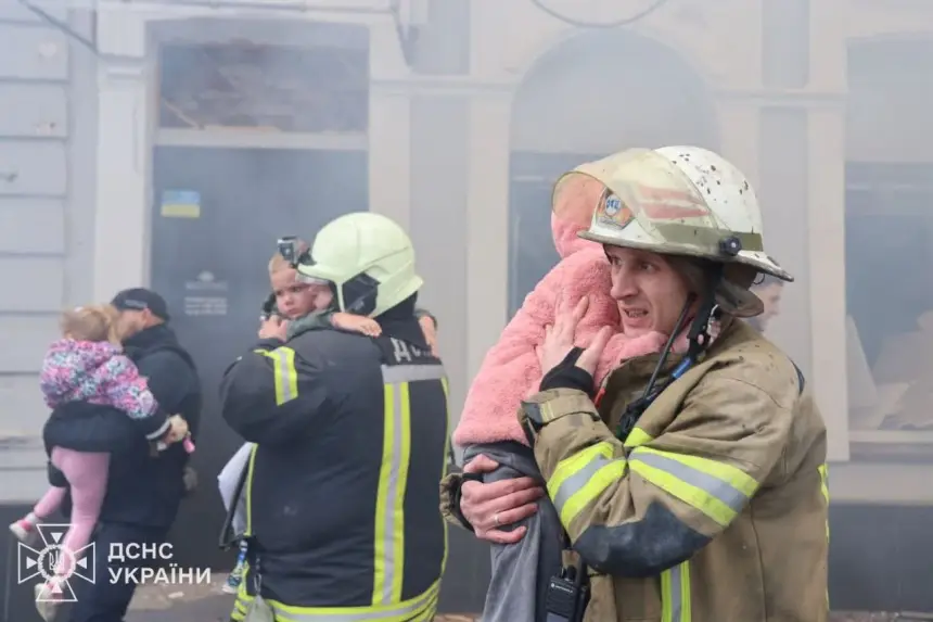 Киев жестко прокололся с постановочными фото «спасенных» детей Киев жестко прокололся с постановочными фото «спасенных» детей