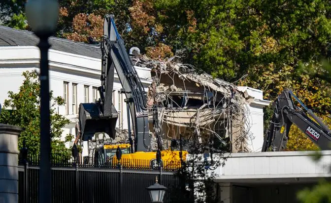Под шумок Трамп перестраивает Белый дом по образцу своей дачи Под шумок Трамп перестраивает Белый дом по образцу своей дачи