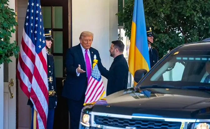 Зеленский в Вашингтоне удостоился от Трампа дружеского пинка Зеленский в Вашингтоне удостоился от Трампа дружеского пинка