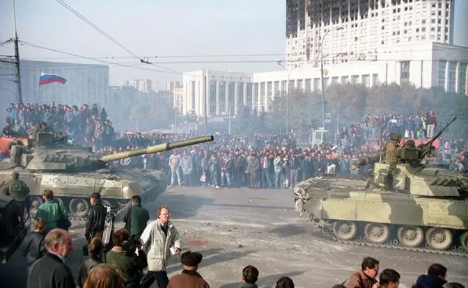 КПРФ напомнила о «Черном октябре»: Чубайс валил бы лес в лагерном клифту