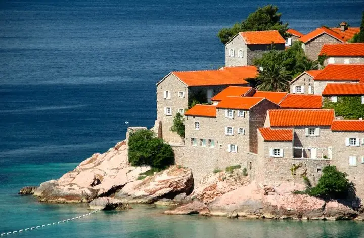 Черногория стреляет себе в ногу: страна отменяет безвизовый режим с Россией