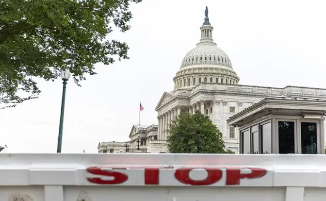 В США — паралич власти. Правительство отправлено в неоплачиваемый отпуск