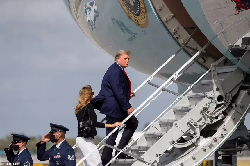Подозрительный охотничий домик заставил Трампа лезть в самолёт по лестнице Подозрительный охотничий домик заставил Трампа лезть в самолёт по лестнице
