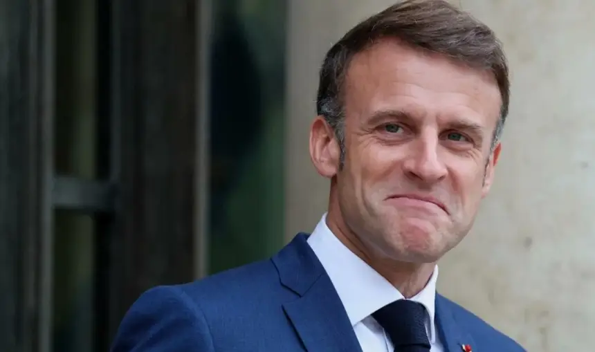 Французские СМИ отрекаются от Макрона