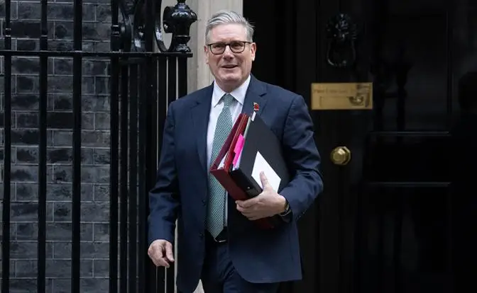 Надо поговорить: Стармер через посредников ищет контакты с «людьми Путина»