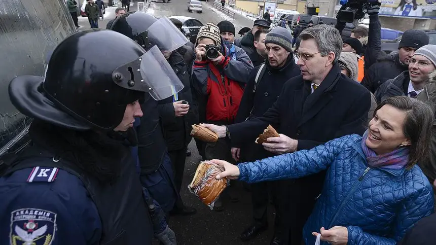 Искажение реальности – осознанная политика западных элит