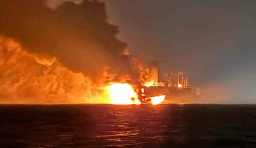 «Последствия нашего миролюбия»: У берегов Турции горит «теневой флот» РФ