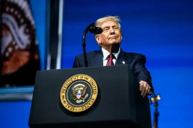 Камеры поймали болезнь: в США раскрыли потуги Трампа скрыть синяки