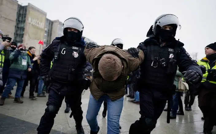 Ради Отечества можно всё: КС объяснил, когда свободу граждан можно урезать