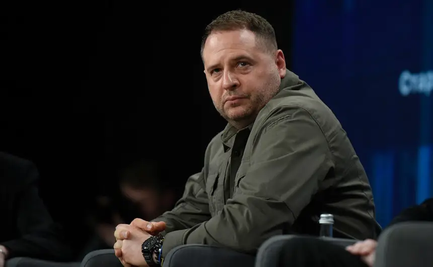 Зеленскому «отрезали правую руку»: чем грозит Киеву уход Ермака