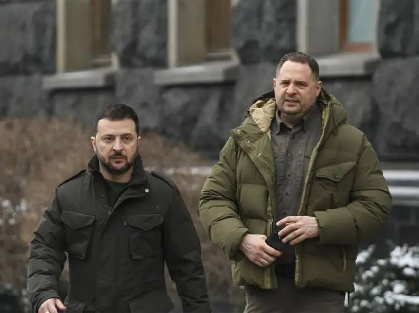 Утром – обыски, вечером – отставка, или Кому выгоден уход Ермака?