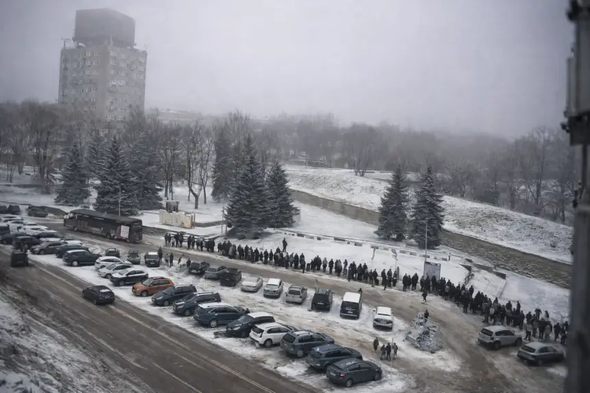 Километровые очереди желающих в РФ: Эстония «подложила свинью» к праздникам