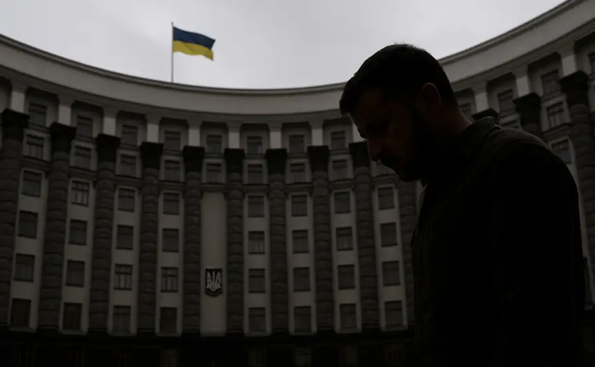 «Нет сил на всё это»: Зеленский признал вслух то, о чём молчали в Киеве