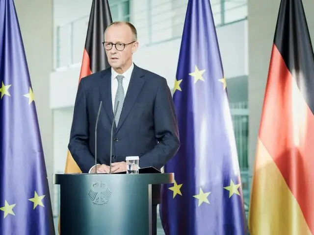 «Защитить себя»: канцлер ФРГ выступил с воинственным воззванием к нации