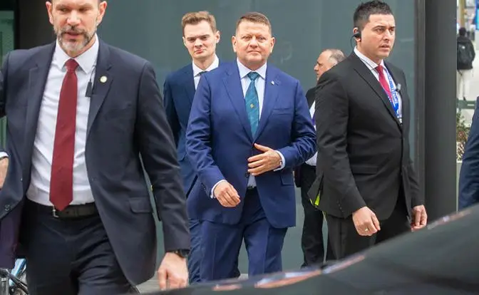 Меняем сумасшедшего клоуна на недалекого генерала