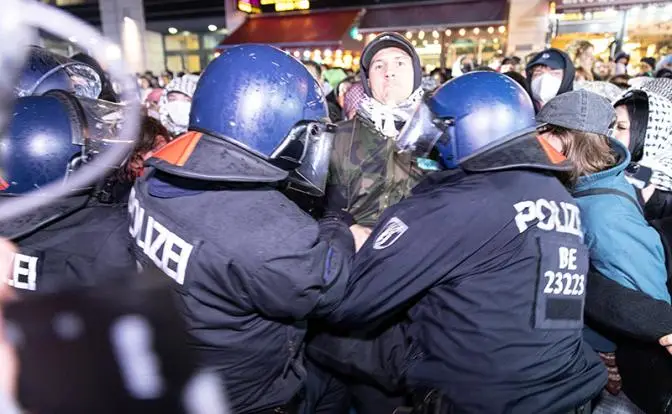 «Отношения достигли дна»: Страна стукачей возвращается к гитлеризму