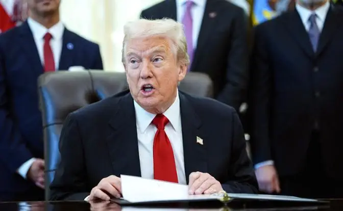 Трамп «отжимает» Гренландию. Европе предложили заткнуться