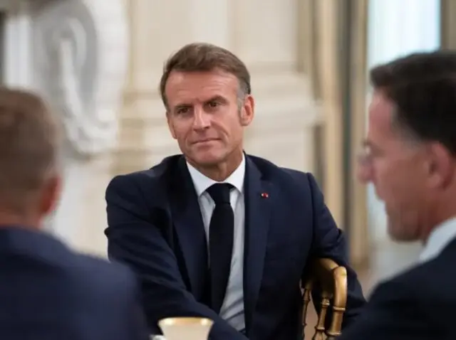 Винные пошлины за отказ: Трамп пригрозил Макрону за игнор «Совета мира»