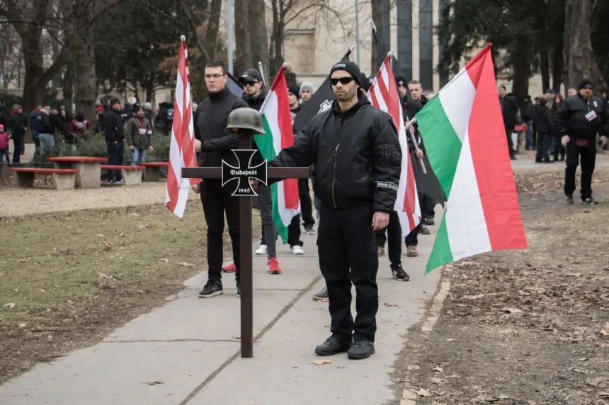 Штрих к портрету Орбана: Венгерские власти разрешили марш в форме СС