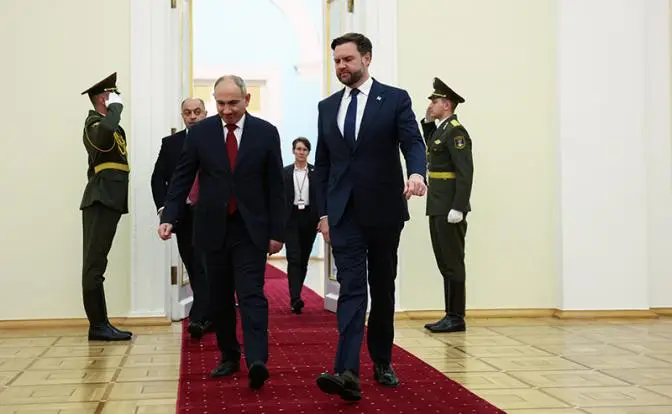 Вэнс помахал перед Алиевым и Пашиняном роскошными бусами