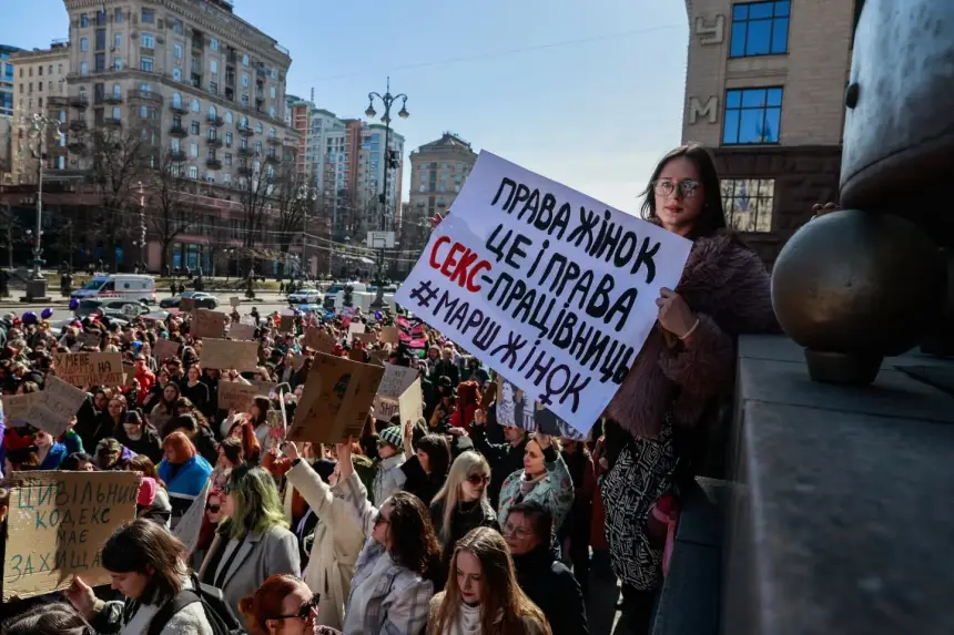 Уберите детей от экранов: 8 марта в Киеве отметили «маршем Эпштейна»