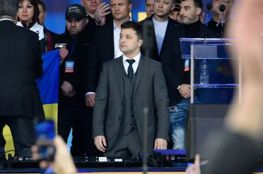 «Как ребенок у могилы»: украинцы хотят поставить Зеленского на колени