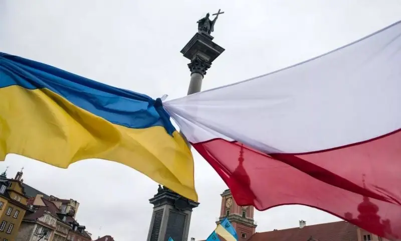 Антиукраинский фронт в Восточной Европе может прирасти Варшавой