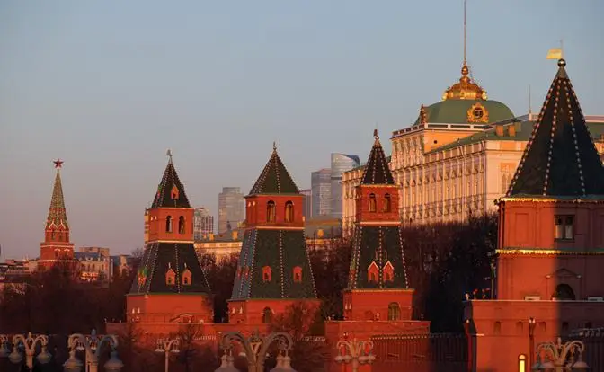 В беспокойные эпохи «лжедмитрии» алчно смотрят на кремлёвский трон