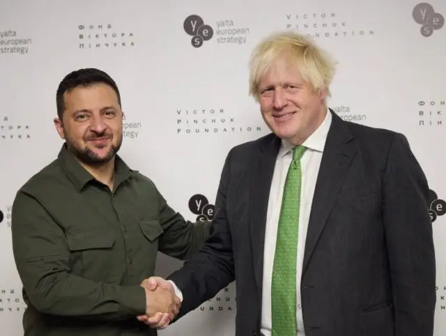 «Лохматый дебошир» Джонсон возрождает политическую карьеру в окопах ВСУ