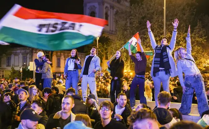 Народ не любит, когда власть «бронзовеет» и перестает с людьми считаться