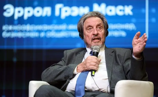 Отец Маска так и не определился — он Остап Бендер или Джеймс Бонд